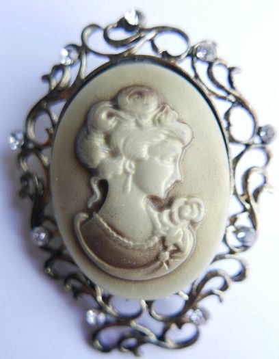 Vintage Cameo Brooch