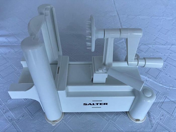 Salter vegetable spiraliser with 3 blades