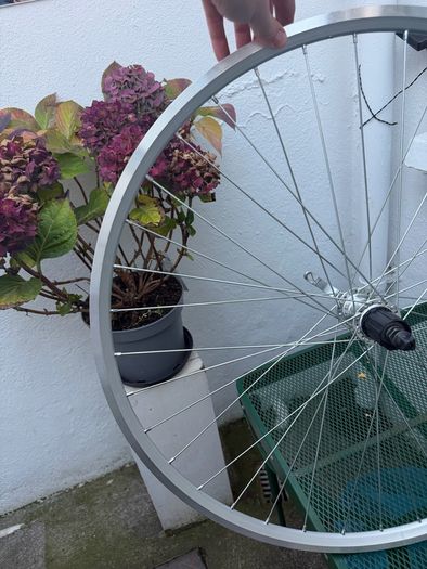 28'/700c road bike wheel