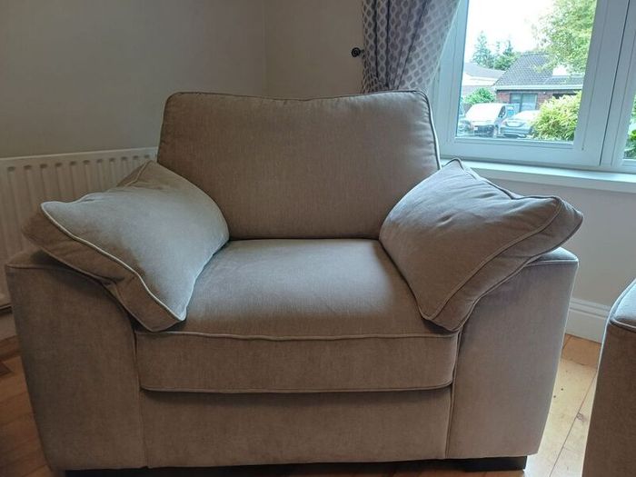sofa and 2 armchairs for sale 6 months old