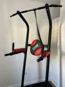 Freestanding pullup bar station