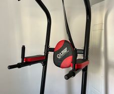 Freestanding pullup bar station