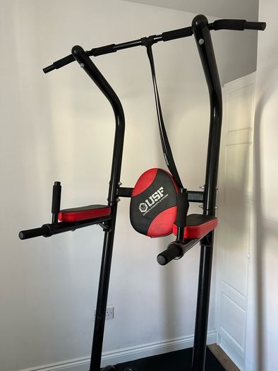 Freestanding pullup bar station