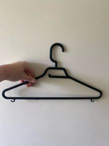 Black plastic hangers (50)