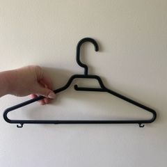 Black plastic hangers (50)