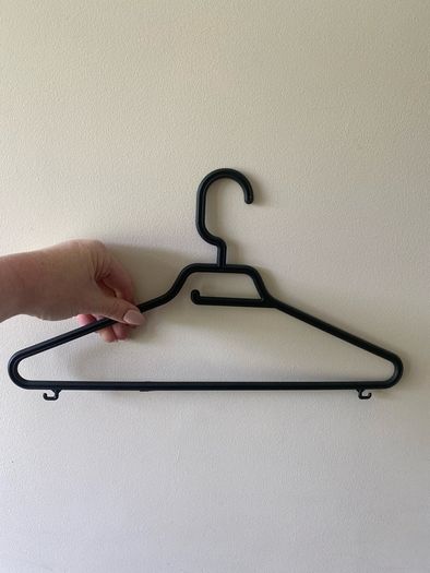Black plastic hangers (50)