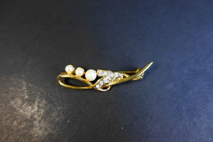Vintage Gold Tone Faux Pearl Brooch