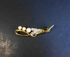 Vintage Gold Tone Faux Pearl Brooch