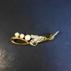 Vintage Gold Tone Faux Pearl Brooch