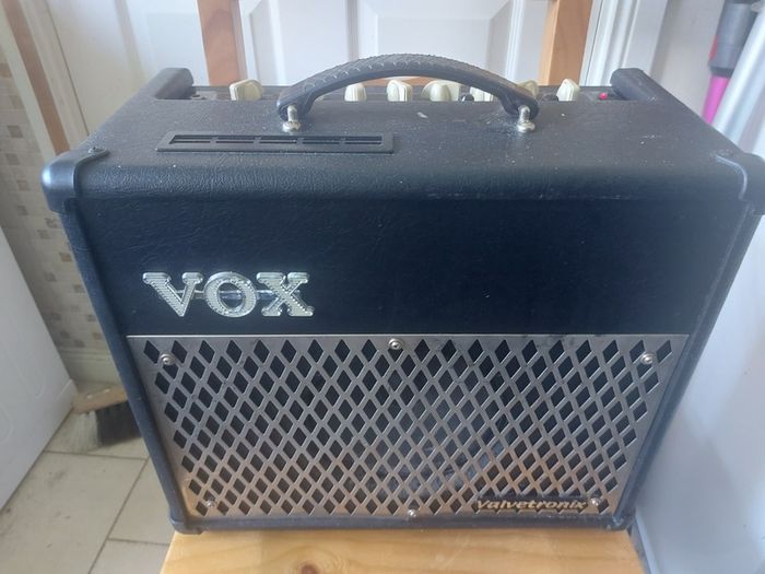 VOX Valvetronix VT15 AMP, working great and in excellent condition