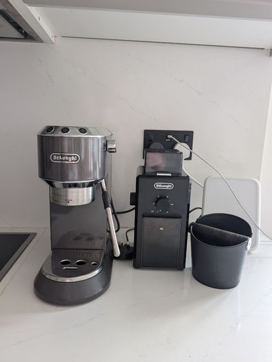 De'Longhi Coffee Machine and Grinder