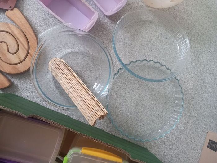 Bundle of kitchen items