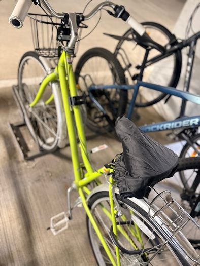 2023 Hybrid Bike - Excellent Condition - Full Kit (Heavy Duty Lock, Helmet, Pump)