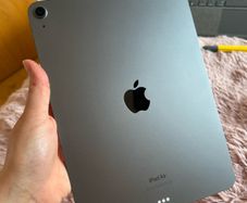 Ipad Air 5 generation 256gb with logitech keyboard