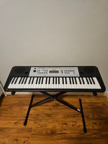 Yamaha YPT 260 keyboard with stand and charger