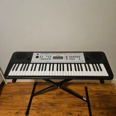 Yamaha YPT 260 keyboard with stand and charger