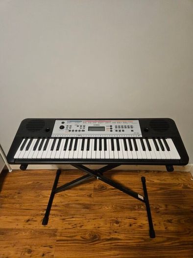 Yamaha YPT 260 keyboard with stand and charger