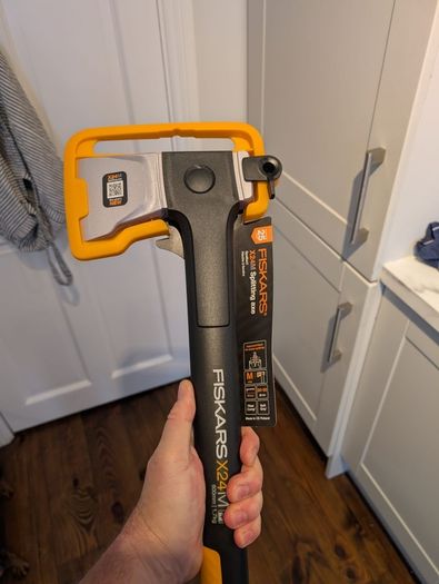 axe fiskars