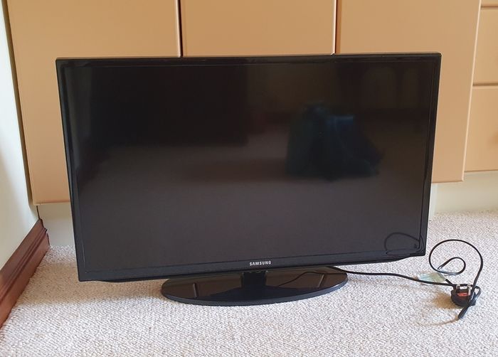 Samsung TV Excellent Condition (With Remote)