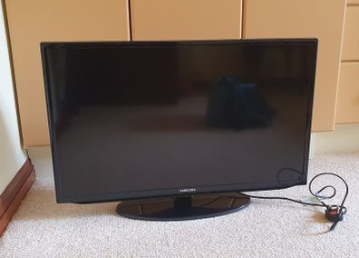 Samsung TV Excellent Condition (With Remote)