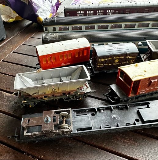 Some random parts for hornby trains. Included is 2 British rail coaches in need of repair. A Harry Potter coach. Also various goods trucks