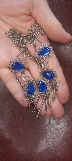 Vintage jewelry is sold individually for 5 to 10 euros