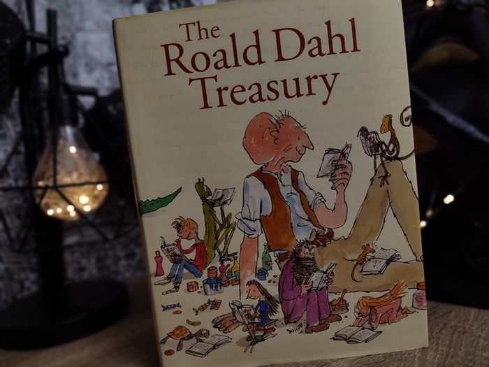 The Roald Dahl Treasury ! by Roald Dahl ! Hardcover ! 1997 ! by Jonathan Cape !
