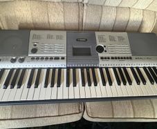 Yamaha PSR-E403 keyboard