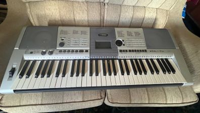 Yamaha PSR-E403 keyboard