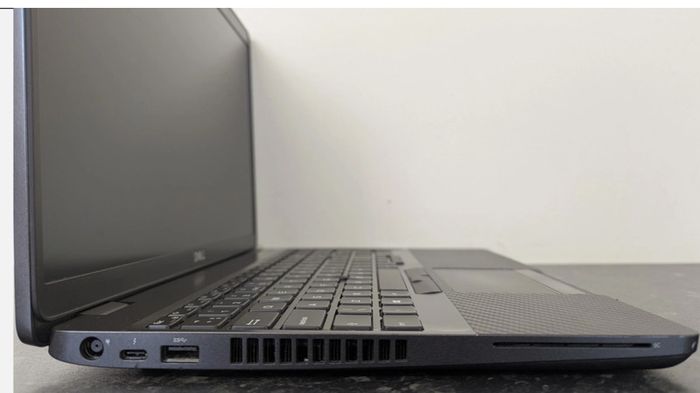 DELL Precision 3540 Carbon Mobile Workstation Gaming Business Laptop 15.6" i7 16GB RAM 256GB SSD Windows 11 Pro, 2GB AMD Radeon Pro WX2100