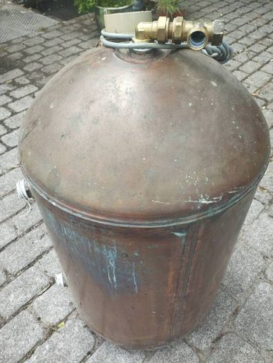 Hot water cylinder