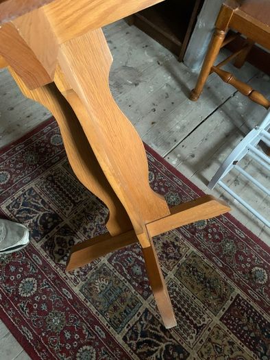 Nice Solid  Round Table in VG condition Diameter tabletop 69.5cm // Height 70cm