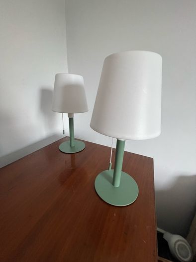 2 solar lamps