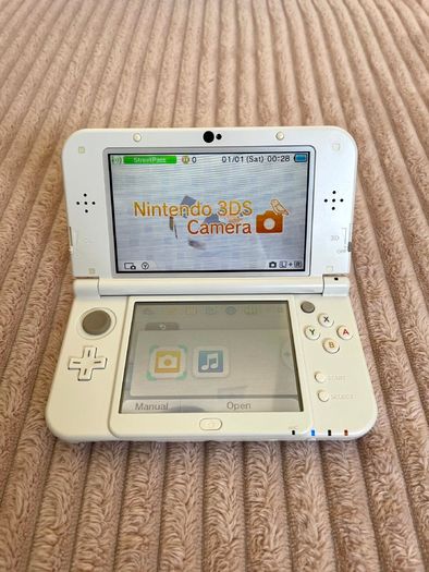 Boxed New Nintendo 3DS XL White with stylus