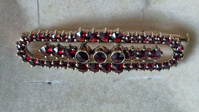 An  Amazing 14Ct Solid Gold Garnet Brooch, A heavy 7.2 grams