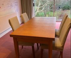 Extendable dining table