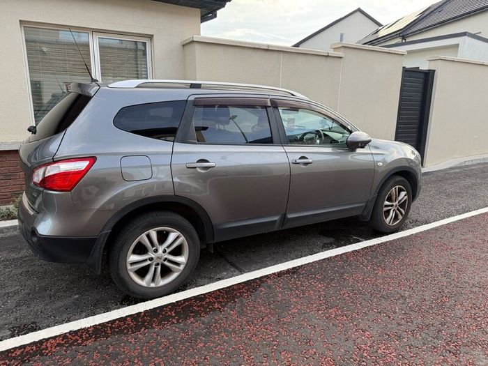 Nissan Qashqai + 2, seven seater, silver grey