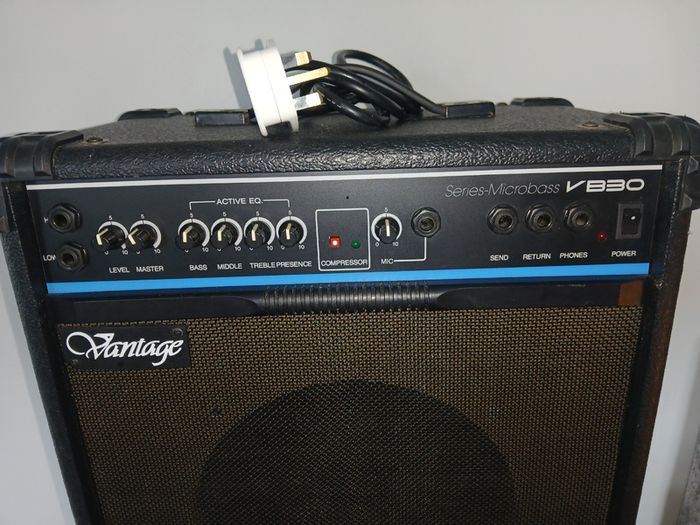 Bass guitar amplifier Vantage VB30