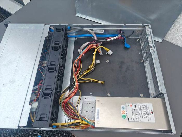 Fully rackable chassis NAS