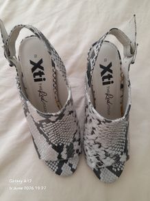 Xti sandles size 4