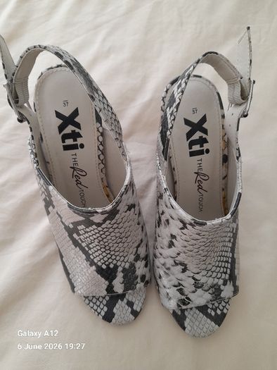 Xti sandles size 4