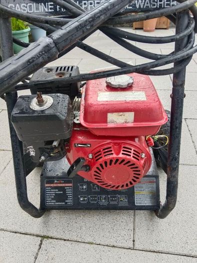 Stan Werk power washer 6.5 HP 2200 PSI in excellent working condition. Ready to use. 6 metres pressure washer hose with gun.