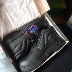 Brand new safety boots - size8