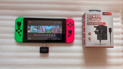 Nintendo Switch (unpactched) - Joycons, Power Supply, 128GB