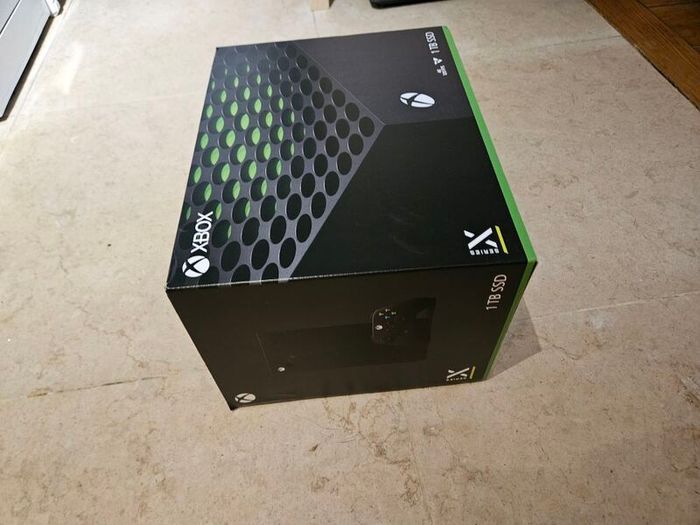 Xbox woth 2x controllers