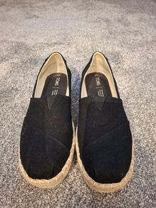 Toms shoes black, excellent condition