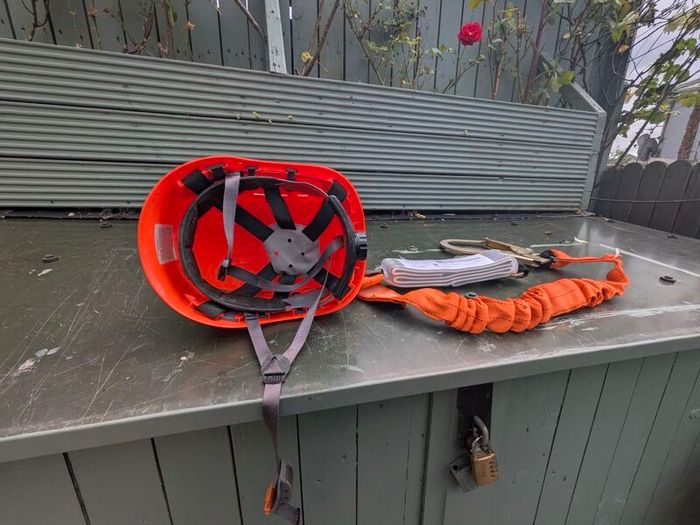 Fall arrest harness