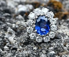 Vintage 1970/80s Sapphire & Diamond Ring