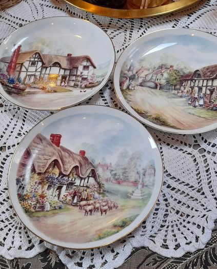Royal  Crest 3 decorative plates