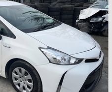 Prius Alpha front